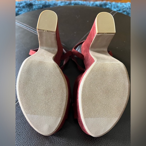 NWOT Beautiful burgundy faux suede American Rag heels - Picture 5 of 7